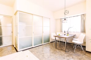 Phòng Suite Cao cấp, 2 phòng ngủ (3) | Khu vực ăn uống tại phòng