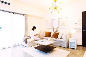 Suite Luxe, 2 chambres (3) | Salle de séjour | Télévision à écran plat de 32 pouces avec chaînes numériques, télévision