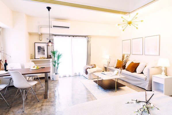 Suite Luxe, 2 chambres (3) | Coin séjour | Télévision à écran plat de 32 pouces avec chaînes numériques, télévision