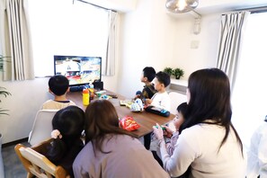 Suite Mewah, 2 kamar tidur (3) | Area keluarga | Televisi layar datar 32-inci dengan saluran TV digital dan TV