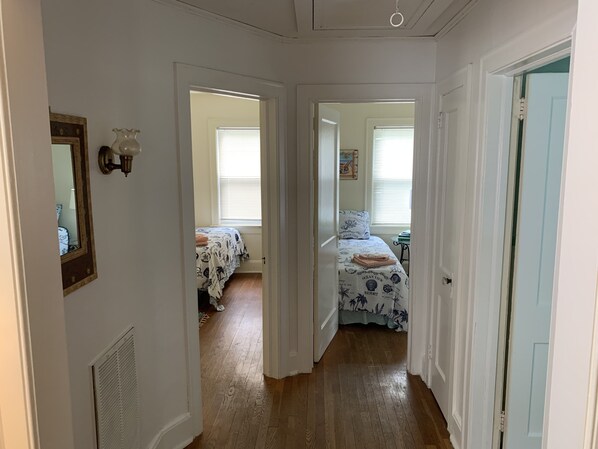 2 makuuhuonetta, työpöytä, ilmainen Wi-Fi, vuodevaatteet