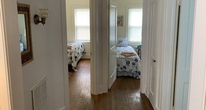 North Side Bungalow - Lemmikkieläinystävällinen, WiFi, pysäköinti kadulla