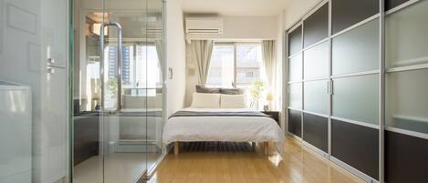 Luxury Apartment | 2 bedrooms, blackout drapes, iron/ironing board, free cribs/infant beds