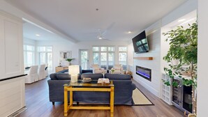 Ein modernes Wohnzimmer mit Sofa, Couchtisch und Kamin.