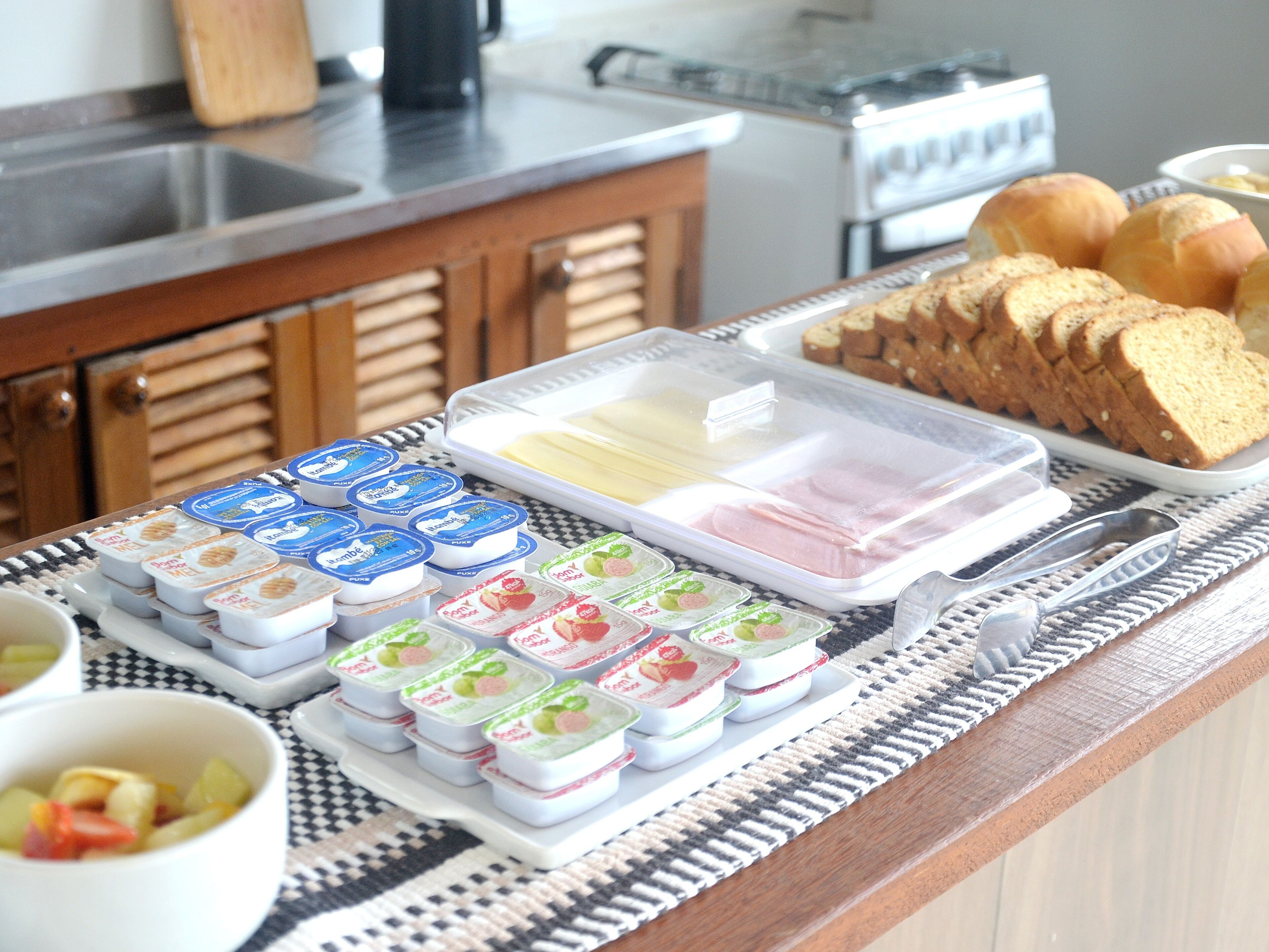 Un buffet della colazione con diversi cibi e contenitori.