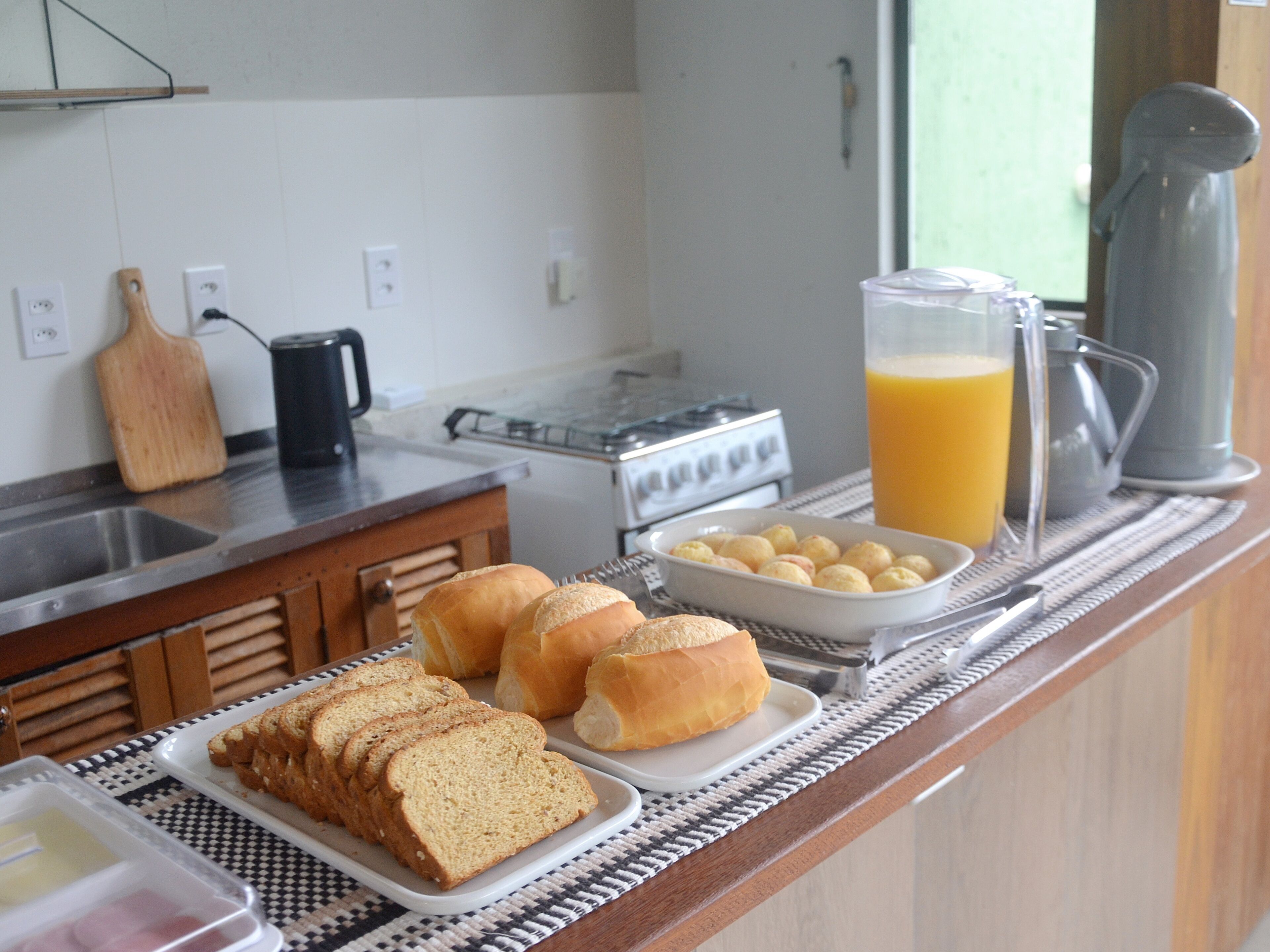 Buffet de desballestament amb pa, pastissos i una gerra de suc d'aranja.