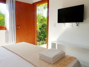 Standard Suite, 1 Queen Bed | Individually decorated, iron/ironing board, bed sheets - Pousada la Boheme (Palhoça)
