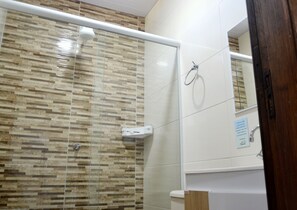 Family Apartment, 1 Bedroom | Bathroom | Shower, free toiletries, towels, soap - Pousada la Boheme (Palhoça)