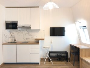 Kühlschrank, Mikrowelle, Herdplatte, Wasserkocher mit Kaffee-/Teezubehör