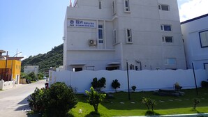 A multi-story building with a sign for 'PADI Ji Guang Dive Shop'. - Ji Guang Dive Resort - Hostel (Lyudao)