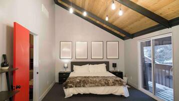 4 bedrooms, in-room safe, iron/ironing board, free WiFi