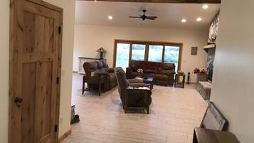 Een smart-tv, boeken en een printer