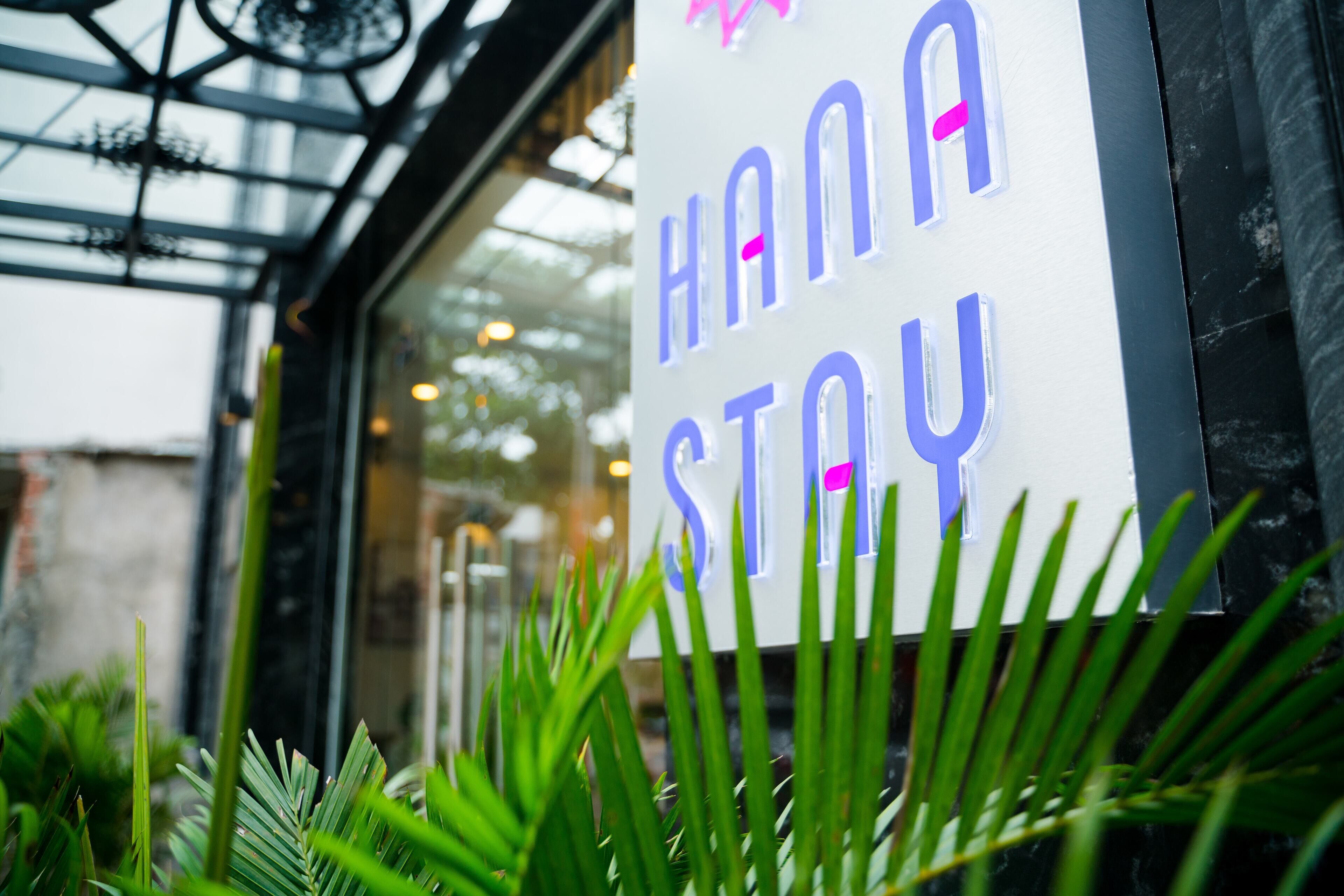 Ein Schild mit dem Schriftzug 'HANA STAY' in einer modernen, beleuchteten Schrift.