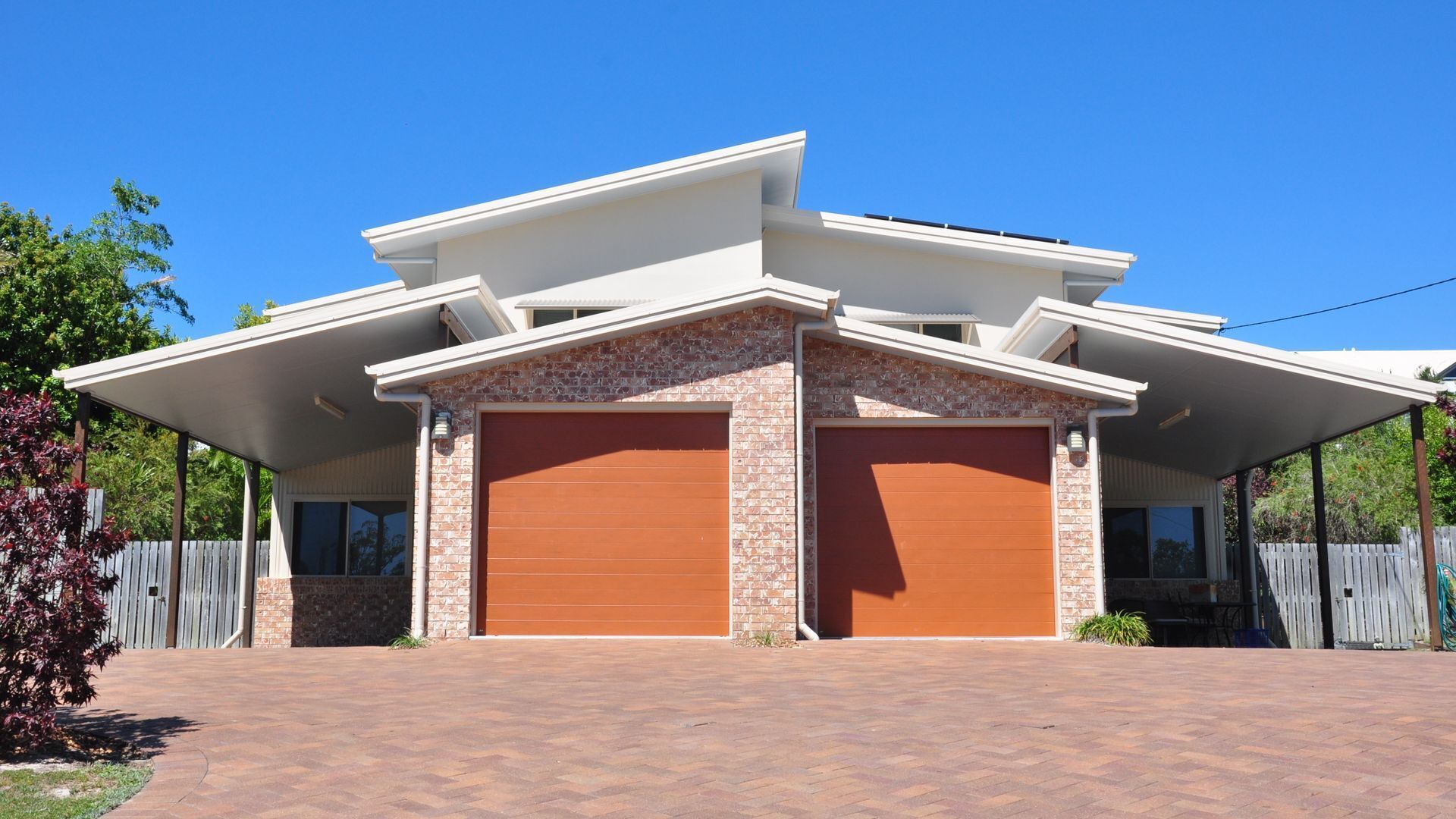 10 Minute walk to shops, cafes & main beach