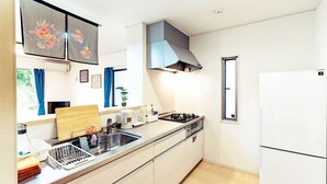 Eine moderne Küche mit eingebautem Geschirrspüler, Herd und einem großen Fenster.