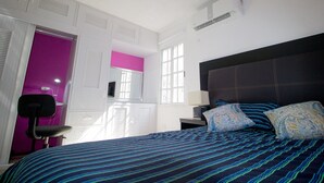 A bedroom with a bed, a chair, a desk, and a window. - Casa Zac Nicte Mx ROOM IXCHEL (CANCUN)