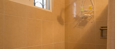 Doccia, asciugamani, sapone, shampoo