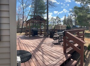 Outdoor dining - Clink’s Cabin- cozy home situated in beautiful picturesque Indian River Michigan (Indian River)