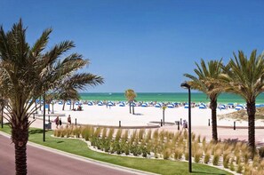 Ligstoelen aan het strand, strandlakens