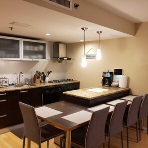 Een koelkast, een magnetron, een kookplaat, een vaatwasser