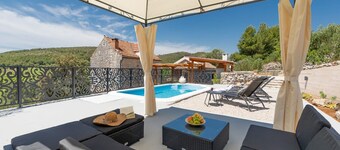 Stone House Prapatna - Sommerhus med to soveværelser med swimmingpool