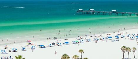 Chaises longues, serviettes de plage