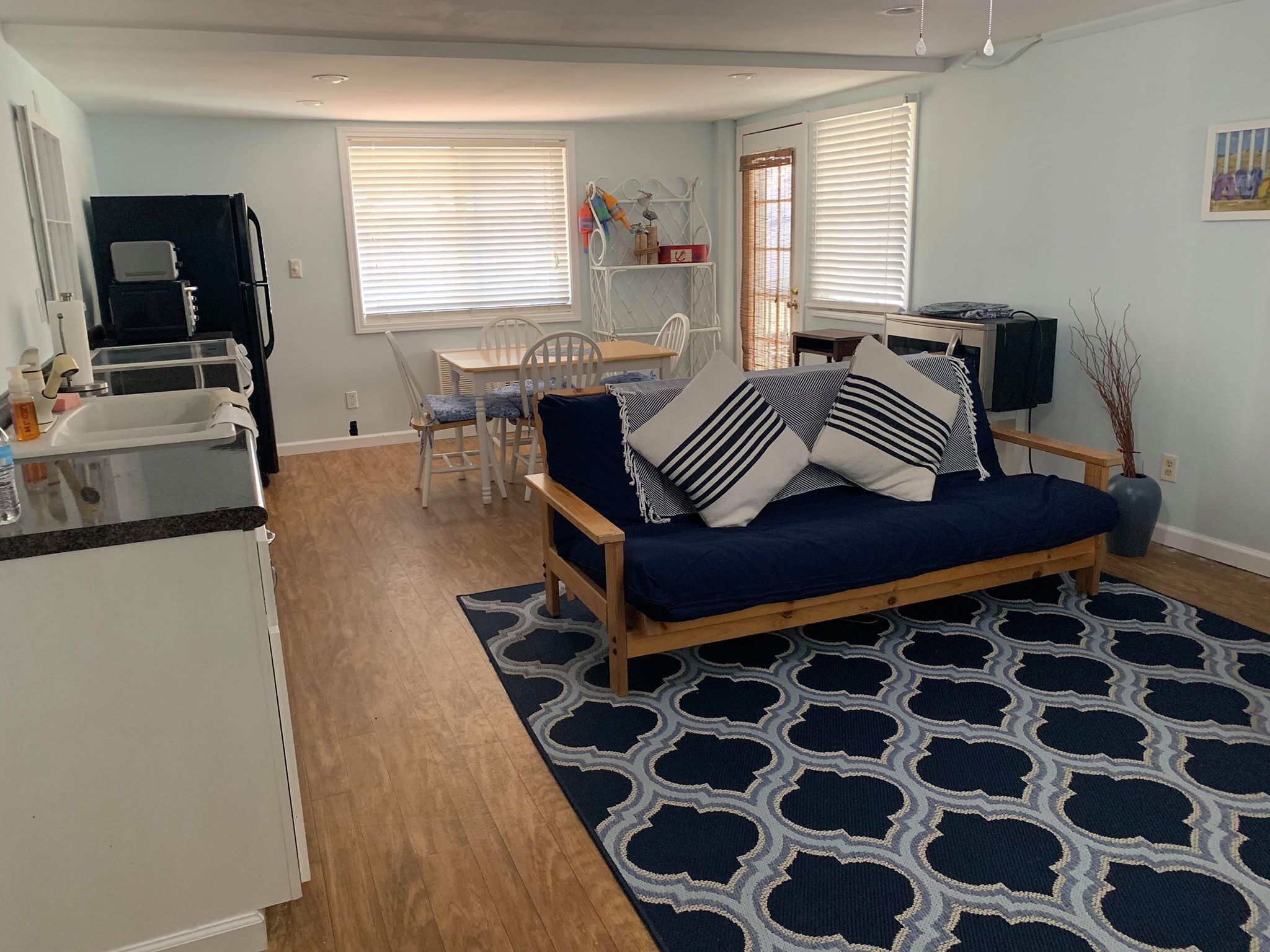 Spacious 1BR 1BA with Full Kitchen and Living Room -  3 min walk to the beach 