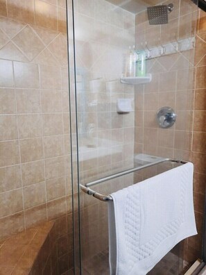 Dusche, Haartrockner, Handtücher, Seife