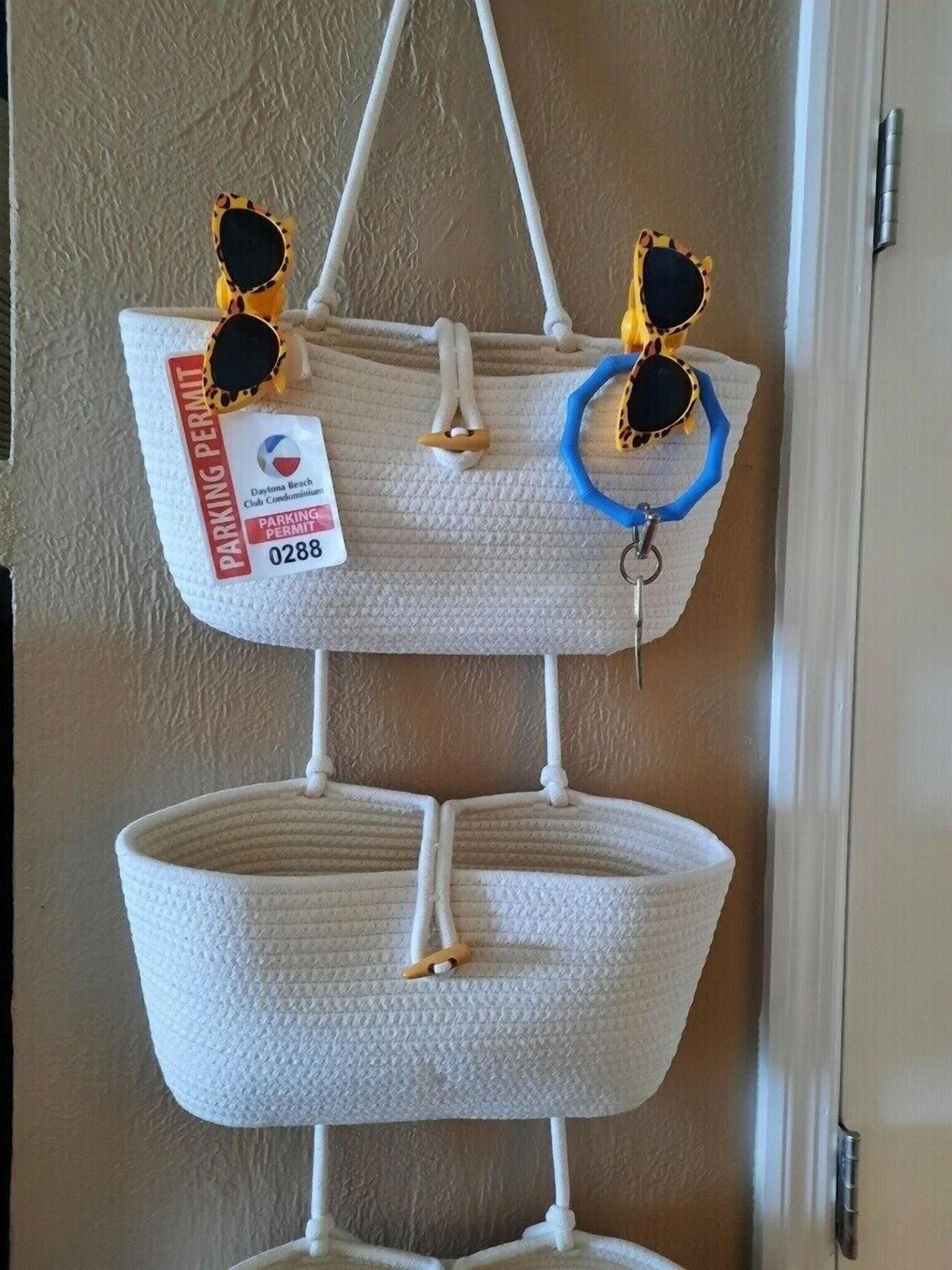 Paret blanca i rugosa amb una bossa blanca penjant i un senyal de permís de pàrquing.