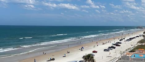 En la playa, camastros y toallas de playa