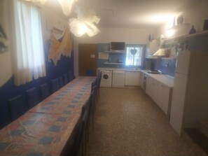 Jääkaappi, mikroaaltouuni, uuni, astianpesukone