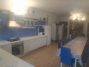 Fridge, microwave, oven, dishwasher - COTTAGE Nº2 AT THE FOOT OF THE LAGOON (Ruidera)