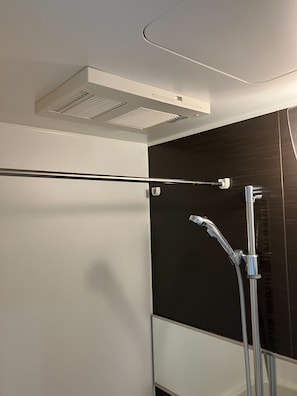 Double Bed Room | Bathroom | Separate bathtub and shower, deep-soaking bathtub, free toiletries - JR Komagome Apartment 1-1 (Tokyo)
