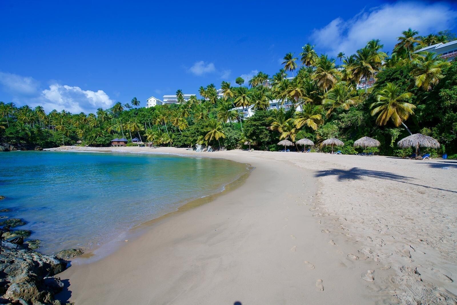 Plage, chaises longues