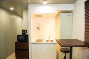 Double Bed Room | Private kitchen | Full-size fridge, microwave, stovetop, electric kettle - JR Komagome Apartment 1-3 (Tokyo)
