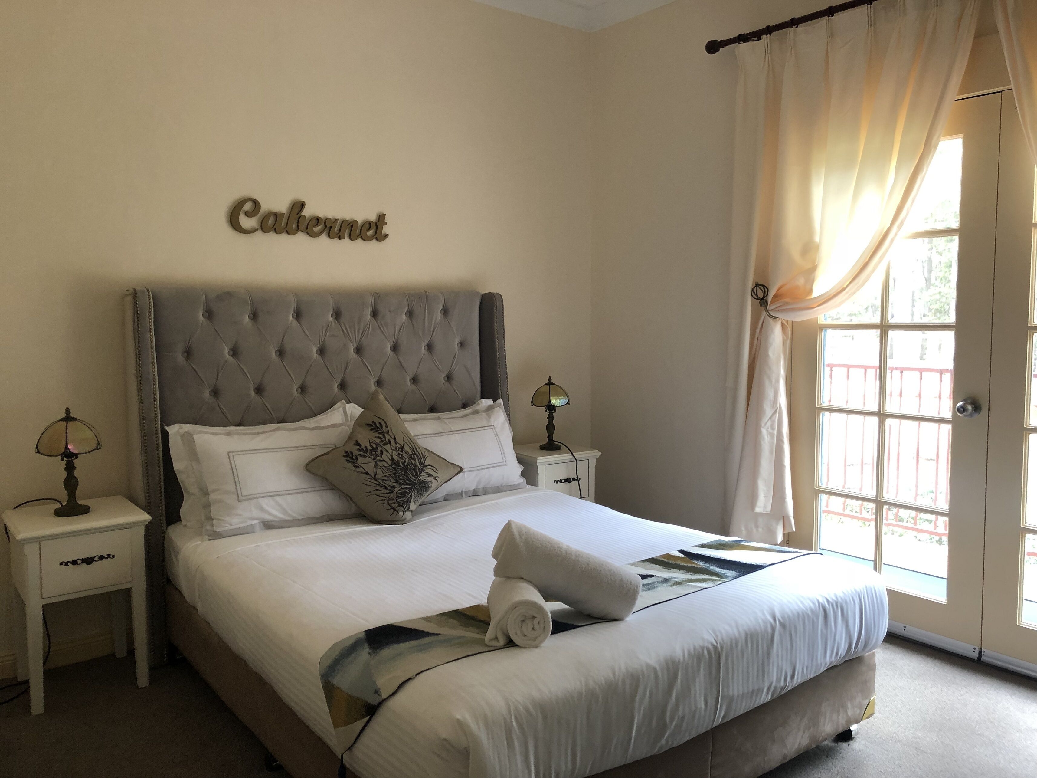 Luxury self contained 1 bedroom queen suite