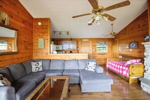 Een televisie en een open haard