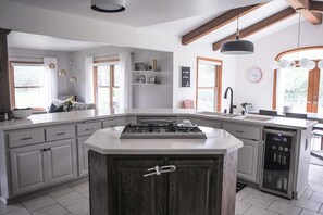 Microwave, dishwasher, coffee/tea maker, cookware/dishes/utensils - Spacious home for the DNC (Franklin)