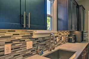 Microwave, oven, stovetop, dishwasher - Downtown Views Walkable to Lake (Coeur d'Alene)