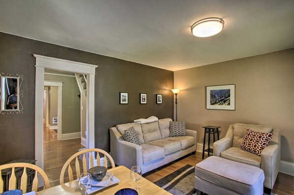 Smart TV, fireplace, DVD player, books