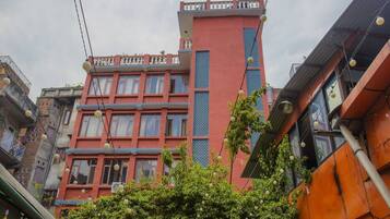 Vista frontal de la propiedad