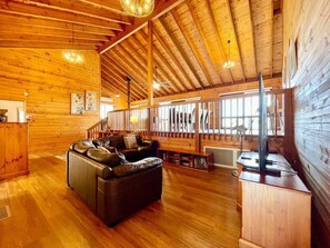 Smart-TV, peis, DVD-spiller og bøker