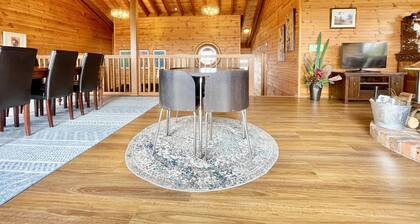 Treetops Retreat Katoomba - Timber Lodge, 4 Bedrooms, 2.5 Bathrooms, A/C, Central Heating, Firepit, Escarpment Views