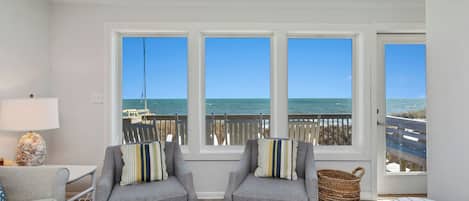 Télévision, lecteur de DVD, livres