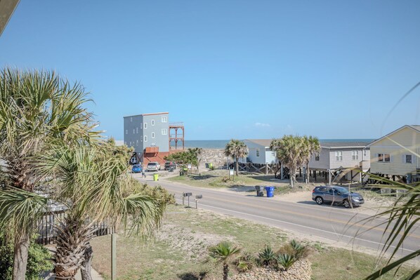 Third-party on-site parking - Sherry's Paradise: Bright and Airy Renovated Oceanview Home! (Oak Island)
