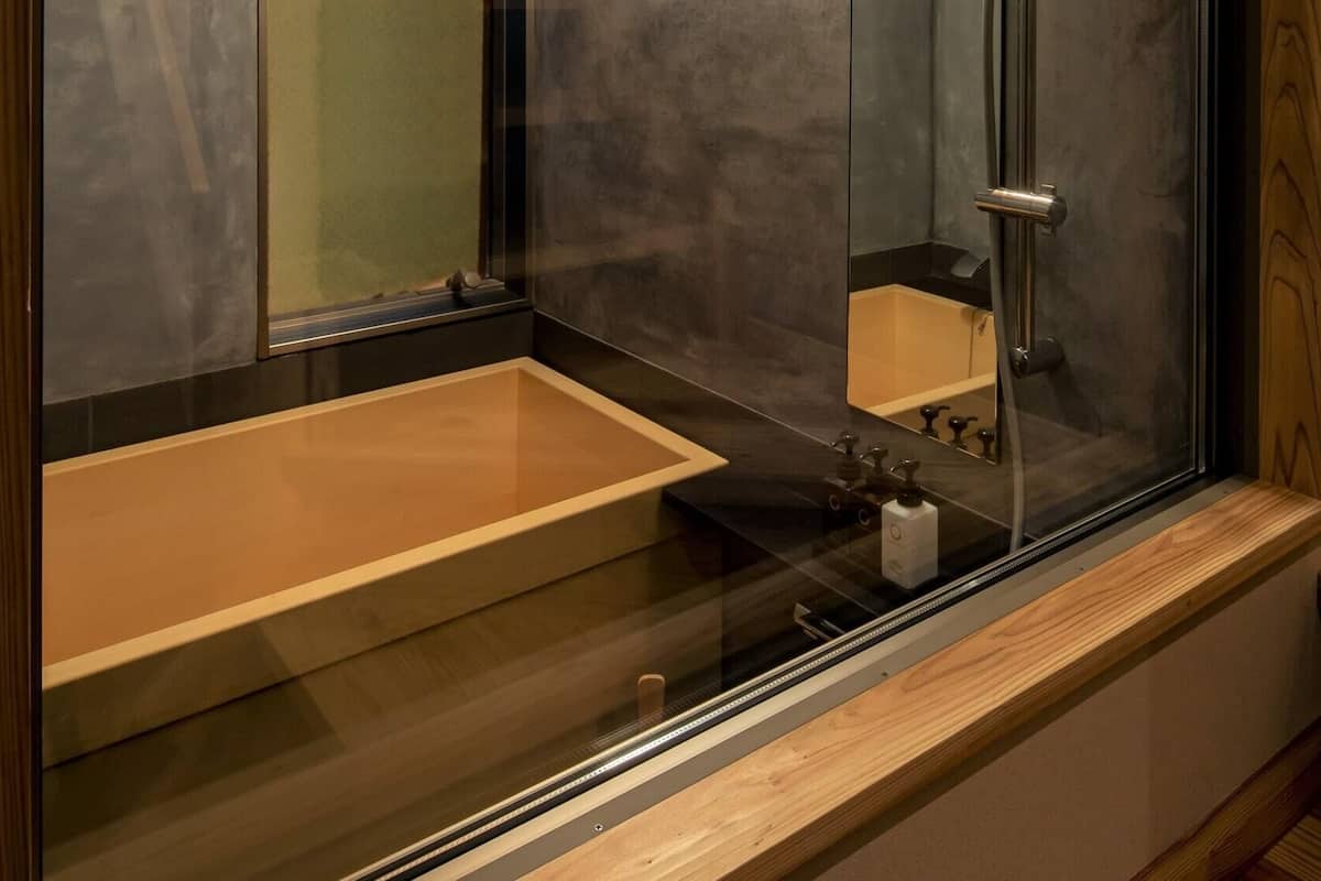 Bathroom | Separate tub and shower, free toiletries, hair dryer, slippers