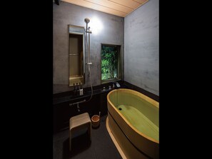 Zimmer (Komondo) | Badezimmer | Badewanne und Dusche (separat), kostenlose Toilettenartikel