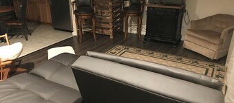 Close to Peoria downtown area, civic center, OSF Hospital, shopping area