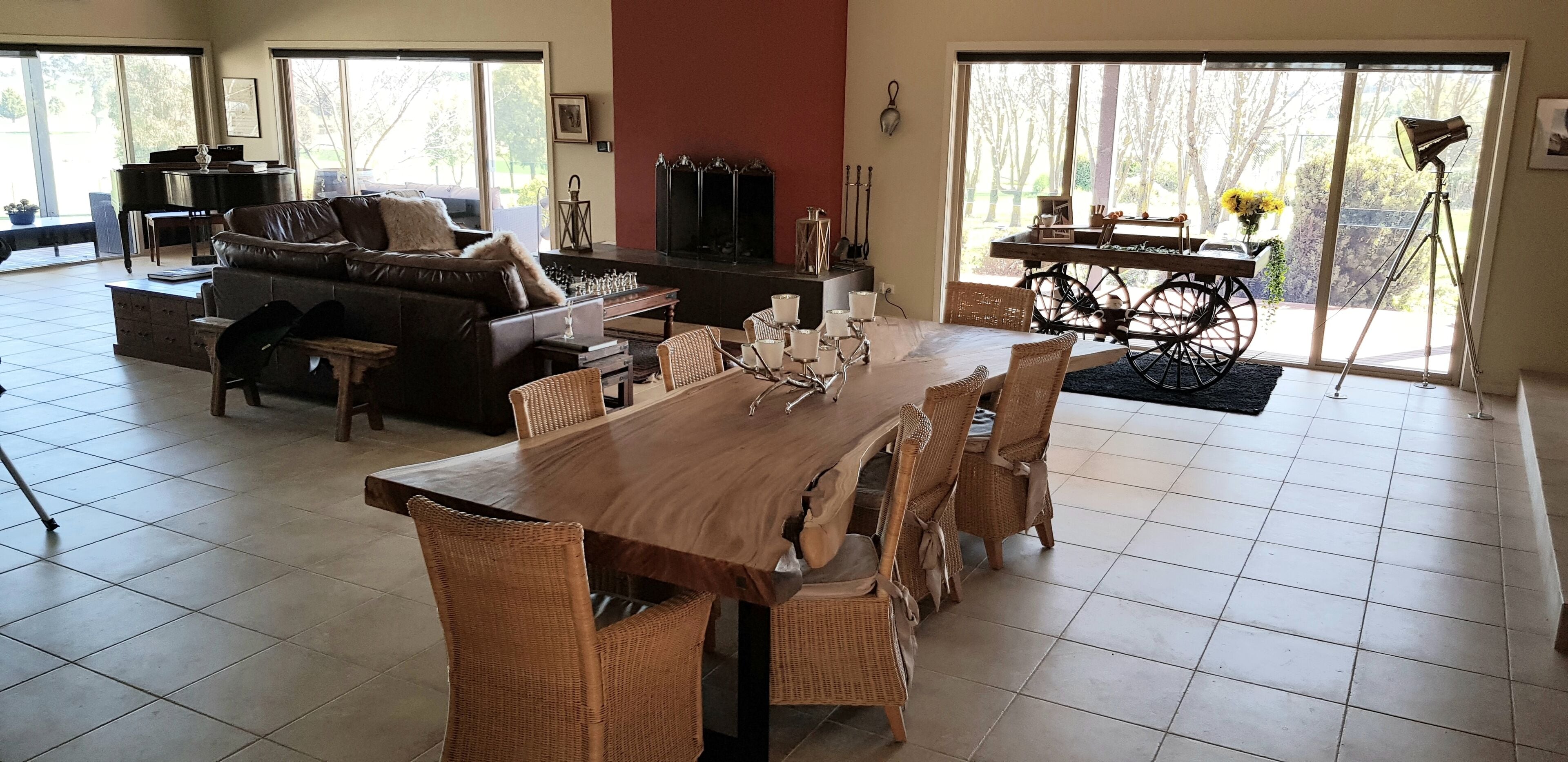 Luksusrom, fjellutsikt | Oppholdsområde | En 50-tommers Flatskjerm-TV med digitale kanaler samt TV og leker