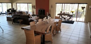 Timbertop Suite | Living area | 50-inch flat-screen TV with digital channels, TV, toys - Altitude221 (Boorolite)